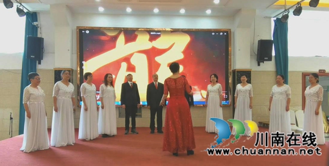 龙马潭区退休教职工协会召开2025年年终总结表彰暨祝寿大会(图15) 15.十二中合唱《龙的传人》.jpg