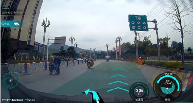 王昕睿,你背起老人的样子真美!(图1) 王1.jpg