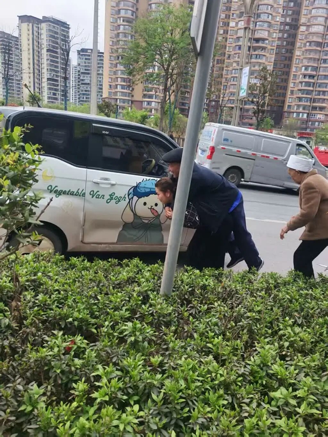 王昕睿,你背起老人的样子真美!(图2) 王2.jpg