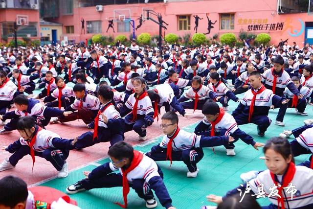 最炫民族风!泸县实验学校把课间操“舞”出新花样(图6) 6.jpg