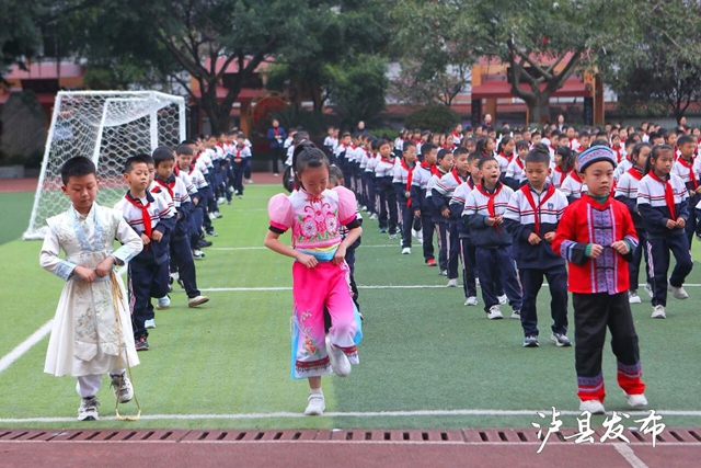 最炫民族风!泸县实验学校把课间操“舞”出新花样(图3) 3.jpg