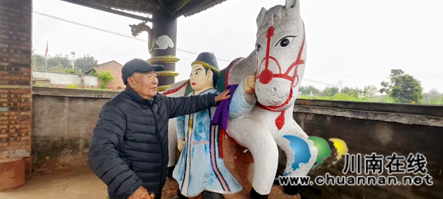 纳溪:八旬乡村退休老师守护元代雌雄石马40年(图1) 图1:高学文给雌石马清抹灰尘.jpg