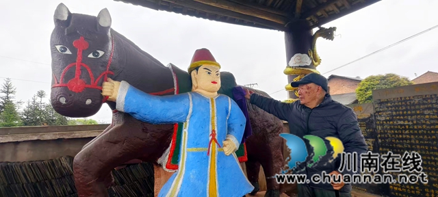纳溪:八旬乡村退休老师守护元代雌雄石马40年(图2) 图2:高学文给雄石马和马夫清扫灰尘.jpg