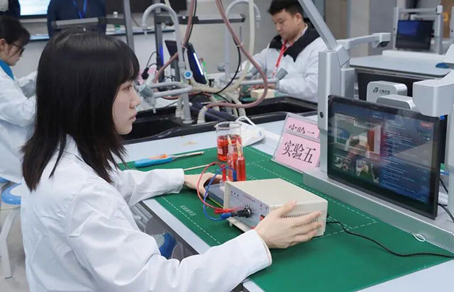 AI赋能实验教学,以赛促教锤炼匠心 | 泸州市第二十一届职工职业技能大赛初中化学教师实验技能比赛成功举办(图3) 3.jpg