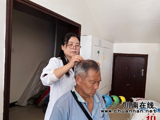 现场诊疗（曾佐然摄 ）.jpg