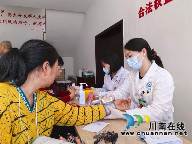 村民接受免费检查（曾佐然摄）.jpg