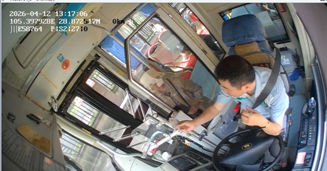 泸州公交:平凡善举暖人心 十米车厢载新风(图1) 公交1.jpg