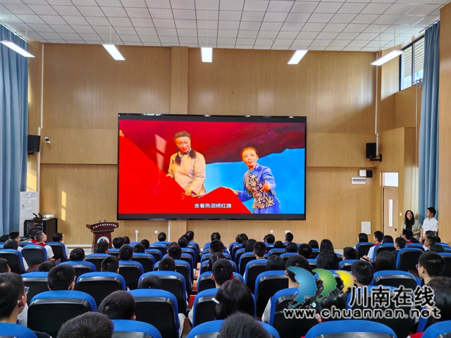品读红色家书 感悟信仰力量|泸县举行红色教育展播启动暨教育实践基地授牌仪式(图4) 观看红色视频展播(曾佐然摄).jpg