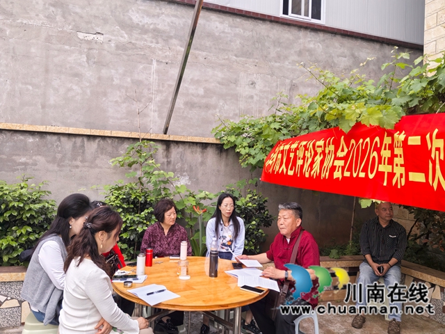 葡萄架下开会.jpg