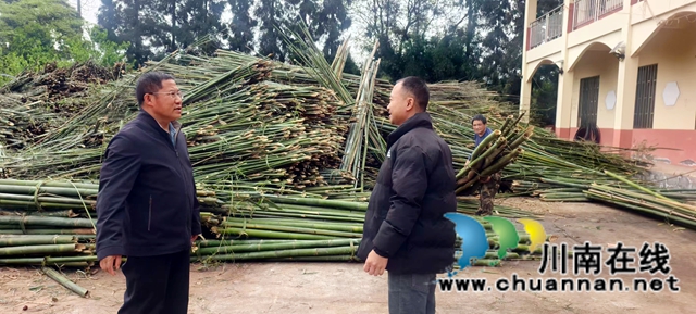 图1：钟传杰（左）了解竹片运行情况.jpg