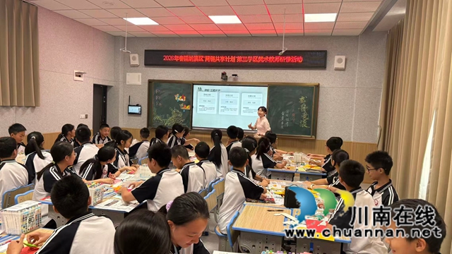 墨润护国 艺启青春|纳溪区护国中学联合美韵美术工作室开展主题研修活动(图5) 公开课2.jpg
