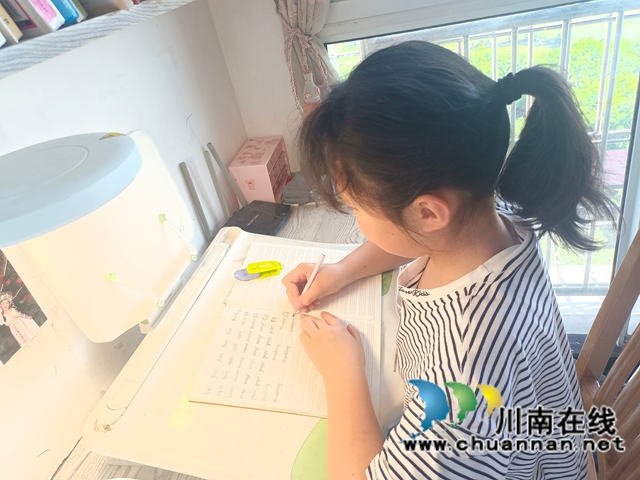 三天“军旅”磨砺 一颗“红心”初绽——泸县“小小特种兵”徐可昕成长记(图3) 军5.jpg