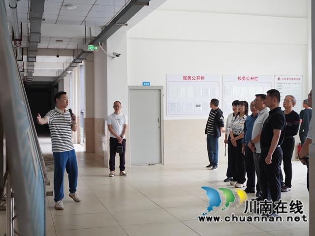 民盟泸州、宜宾两地市委一行莅临泸县建校调研指导(图1) 听取马湾校区相关建设介绍.jpg