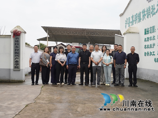 民盟泸州、宜宾两地市委一行莅临泸县建校调研指导(图5) 查看泸县建校乡村振兴产业学院合影.jpg