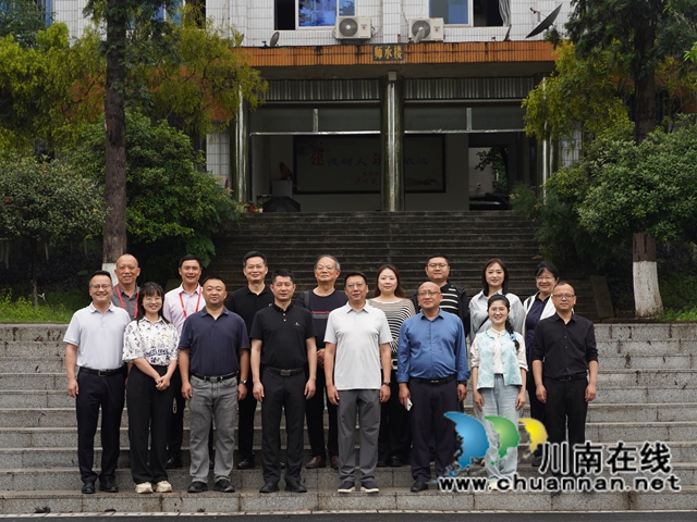 民盟泸州、宜宾两地市委一行莅临泸县建校调研指导(图3) 查看本部校区合影.jpg