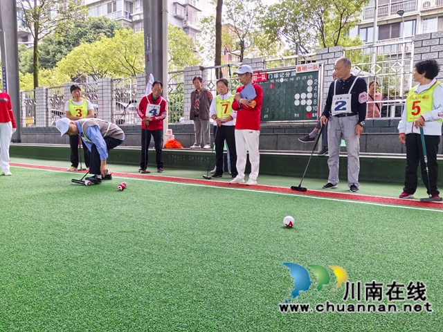 绿茵焕新迎盛会 银龄挥杆竞风流|泸县第八届“劳动者杯”门球赛成功举办(图2) 比赛2.jpg