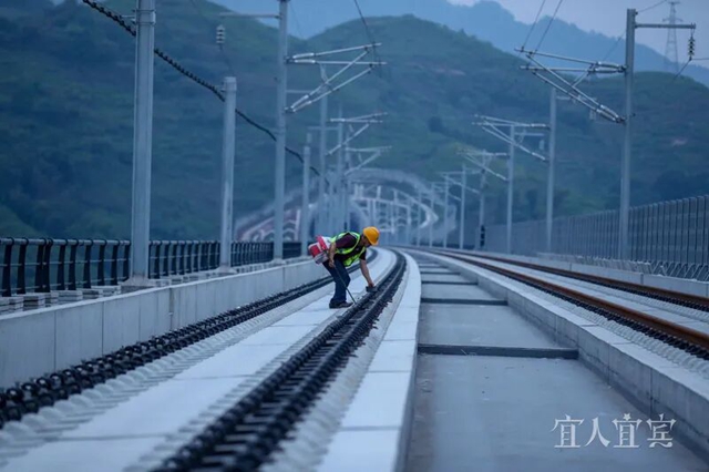 挑灯铺轨!渝昆高铁川滇段加速建设(组图)(图1) 1.jpg