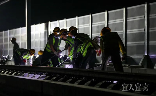 挑灯铺轨!渝昆高铁川滇段加速建设(组图)(图4) 4.jpg