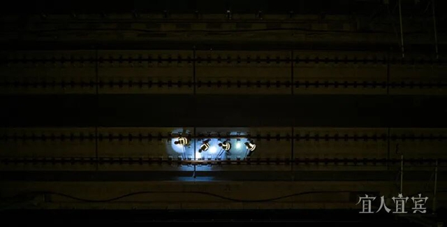 挑灯铺轨!渝昆高铁川滇段加速建设(组图)(图5) 5.jpg