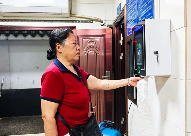 “刷脸”免费取纸,江阳区更多公厕从“将就用”变“讲究用”(图1) 巾1.jpg