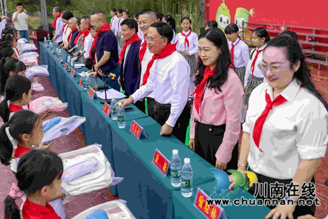 2026年泸州市“小书包 大爱心”公益活动发放仪式在叙永县举行(图2) 水2.jpg