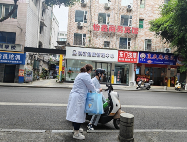 不止签约,更是陪伴!泸州家庭医生守护你的烟火日常(图1) 董1.jpg