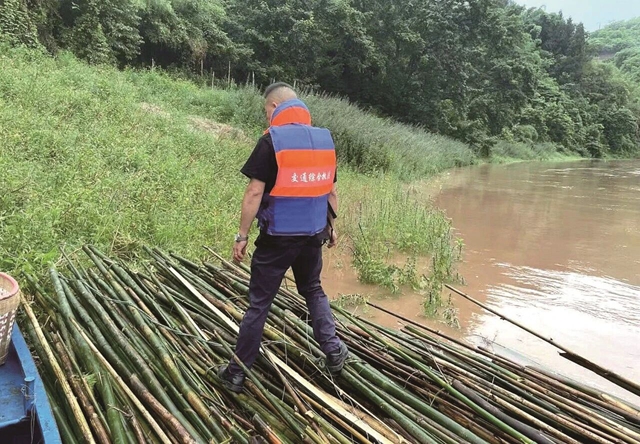 水位陡涨,8吨竹料“出逃”!泸州执法队员急追截(图2) 水2.jpg