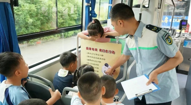 公交服务进校园,文明“童”行护成长|泸州公交走进康城路幼儿园(图7) 7.jpg