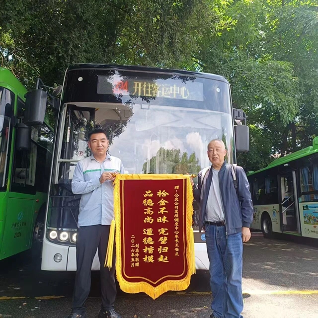 泸州:十米车厢里的双向奔赴,让爱与文明同行(图1) 风1.jpg
