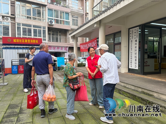 工行泸州分行深入社区开展反电诈优化现金服务宣传志愿活动(图3) 工行2.jpg