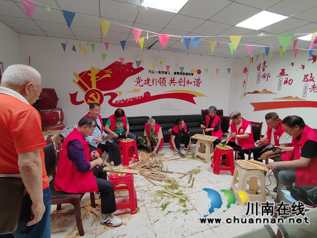 五老巧手制竹板 非遗传承润童心|泸县玄滩镇关工委“五老”志愿者赶制百套《刮打板》迎“六一”(图1) 玄11.jpg
