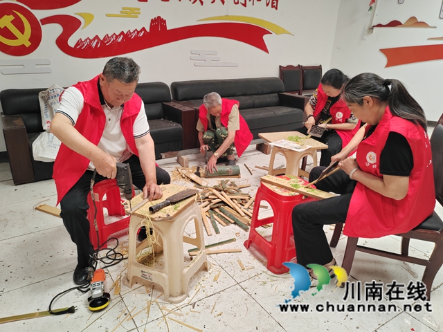 五老巧手制竹板 非遗传承润童心|泸县玄滩镇关工委“五老”志愿者赶制百套《刮打板》迎“六一”(图2) 玄12.jpg