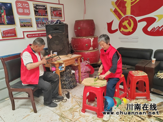 五老巧手制竹板 非遗传承润童心|泸县玄滩镇关工委“五老”志愿者赶制百套《刮打板》迎“六一”(图3) 玄13.jpg