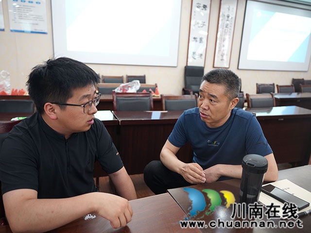 泸县建校与泸县五中开展职普融通教学交流座谈会(图5) 学科分组交流3.jpg