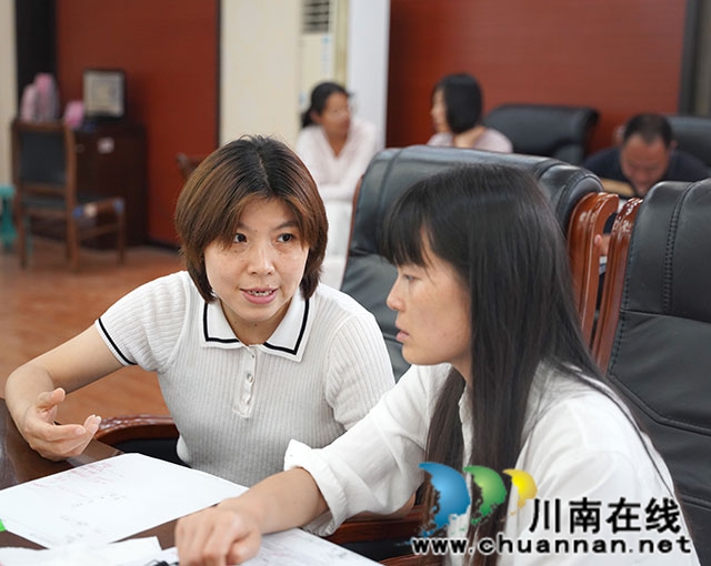泸县建校与泸县五中开展职普融通教学交流座谈会(图4) 学科分组交流2.jpg