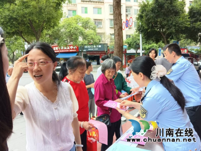 安全用妆 美丽银龄|泸县扎实开展“5・25 爱肤日”集中宣传活动(图3) 银3.jpg