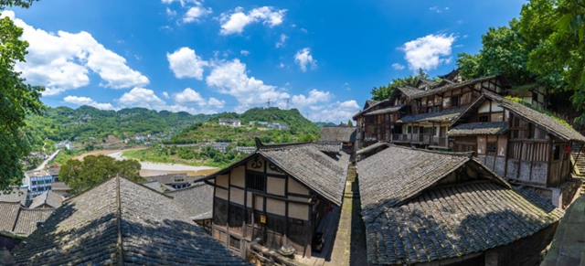 日前,经四川省委批准,四川省纪委监委对四川省住房和城乡建设厅原党组成员、副厅长何洪波严重违纪违法问题进行了立案审查调查。经查,何洪波理想信念丧失,纪法意识淡薄,对党不忠诚不老实,投机取巧,表里不一,说一套、做一套,落实党中央全面从严治党重大决策部署停留在喊口号,千方百计逃避组织审查;无视中央八项规定精神,违规接受旅游活动安排,违规赠送礼金;违反组织原则,利用职权为他人谋取人事利益,隐瞒不报个人有关(图2) 红2.jpg
