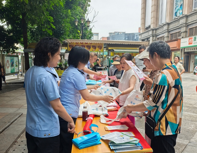 泸州市市场监管局组织开展“5·25爱肤日”系列宣传活动(图3) 市3.jpg