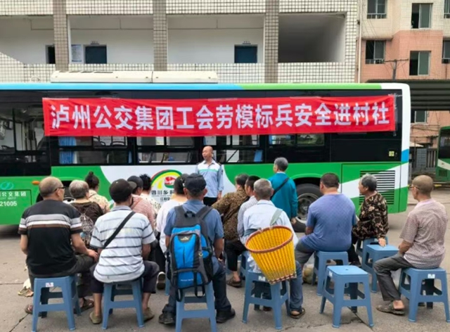 匠心传承 思政赋能|泸州公交深耕产改提质 劳模领航擦亮文明出行底色(图4) 公交4.jpg