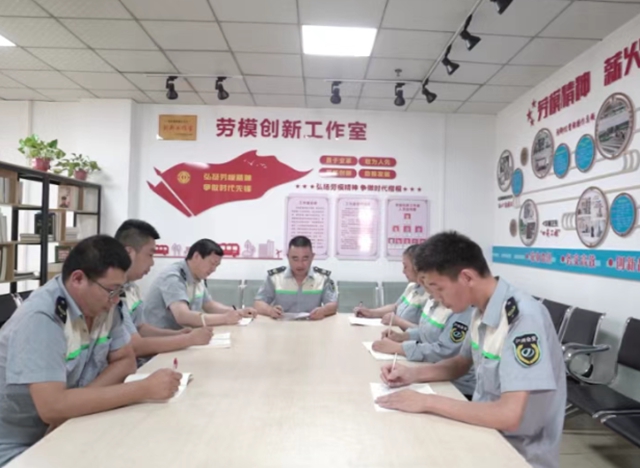 匠心传承 思政赋能|泸州公交深耕产改提质 劳模领航擦亮文明出行底色(图1) 公交1.jpg