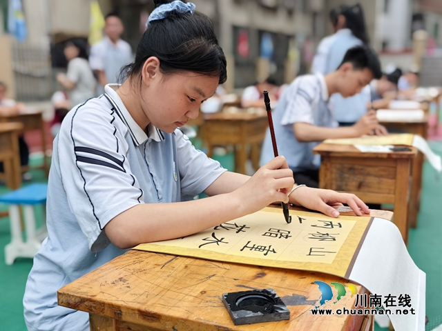 翰墨润童心,艺韵满校园|泸县潮河镇瓦子学校举行文艺汇演暨现场书画大赛(图5) 5AB09F1D7CDDB4EAE70F4D4EC901F114.jpg