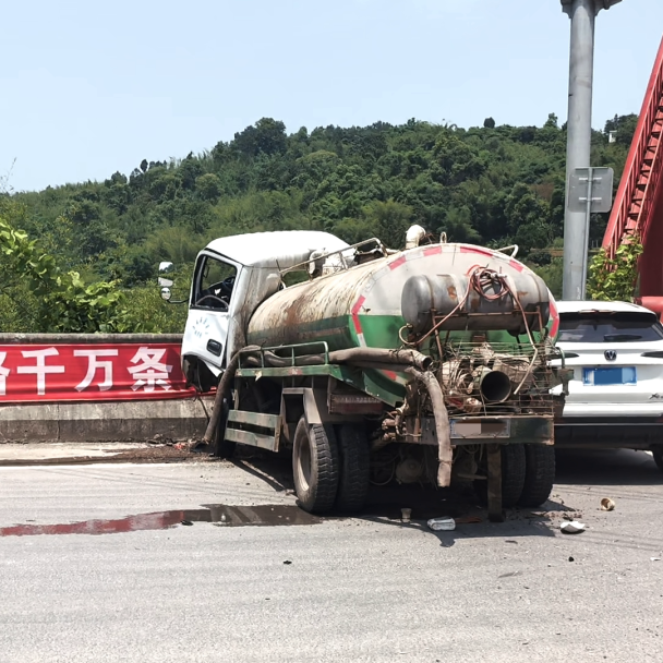现场丨合江两车相撞随时可能爆燃,警察、热心市民合力营救被困司机(图2) 万2.png