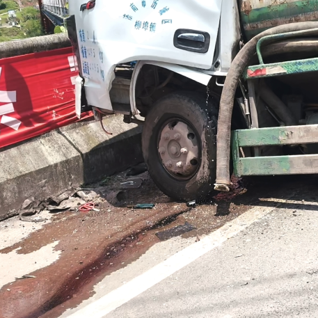 现场丨合江两车相撞随时可能爆燃,警察、热心市民合力营救被困司机(图3) 万3.png