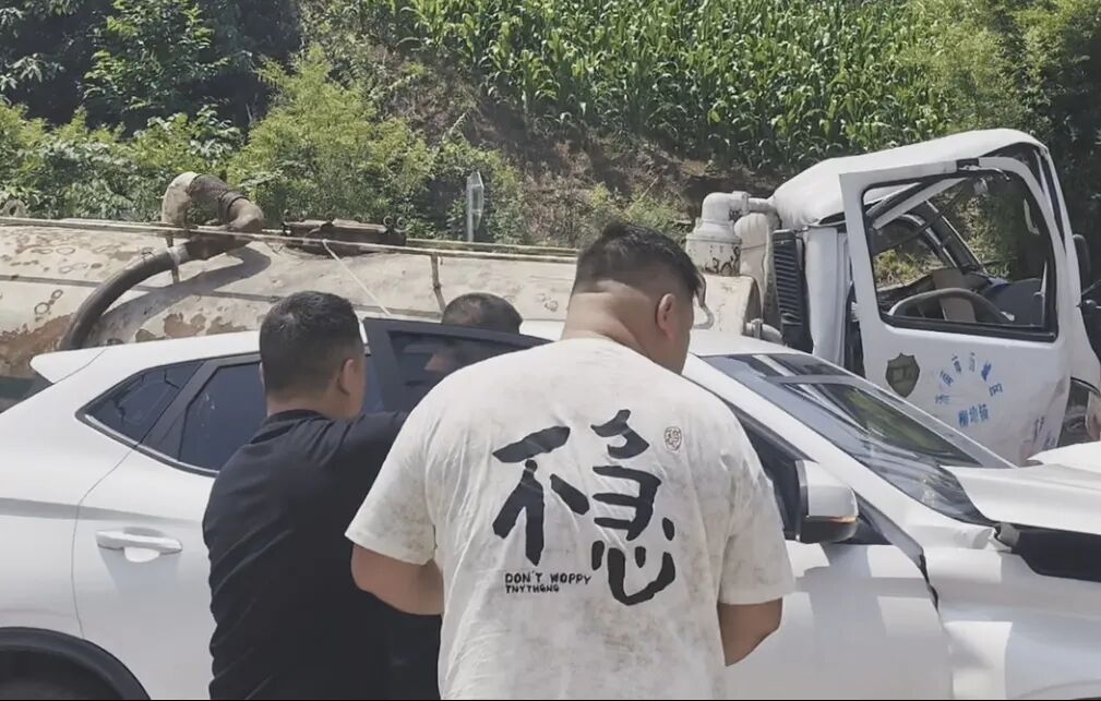 现场丨合江两车相撞随时可能爆燃,警察、热心市民合力营救被困司机(图5) 万5.jpg