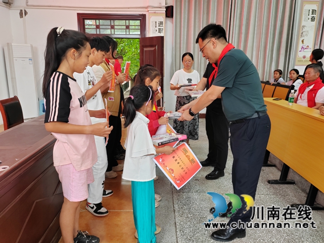 慰问儿童、赠送物品.jpg