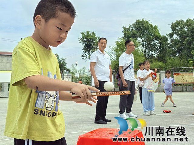 “情系留守•爱暖童心”┃今天他们好开心!(图3) 82a03e0cfc57ffd7c26887b95ede2599.jpg