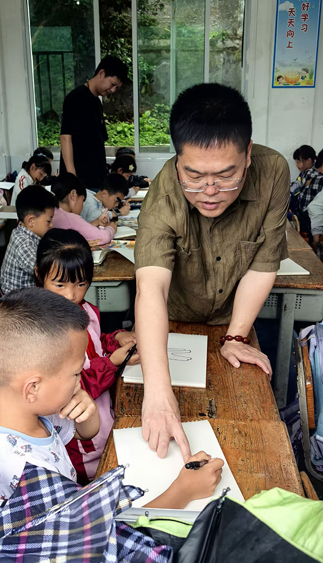 “六一”惊喜送达!艺术家走进乡村小学,教画画还送大礼包(图1) 1.jpg