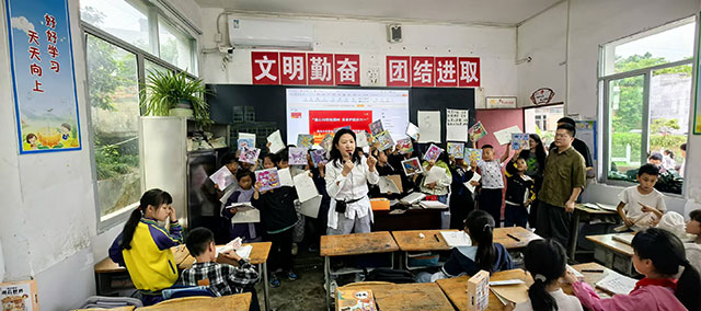 “六一”惊喜送达!艺术家走进乡村小学,教画画还送大礼包(图2) 2.jpg