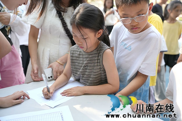 童心向党忆先烈 欢乐六一暖校园|泸县建校开展教职工子女六一儿童节主题活动(图2) 签到领取通关卡片.jpg