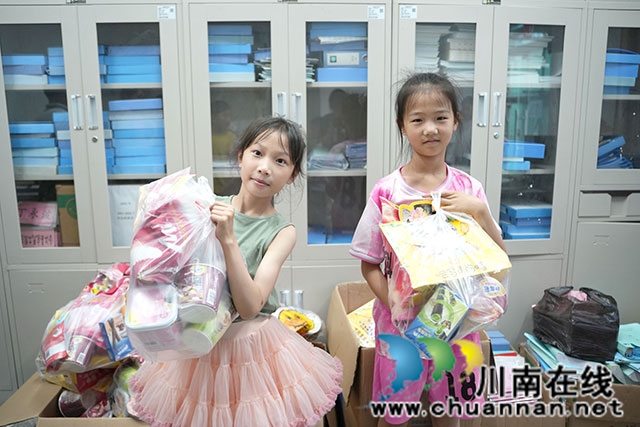 童心向党忆先烈 欢乐六一暖校园|泸县建校开展教职工子女六一儿童节主题活动(图6) 领取礼包.jpg